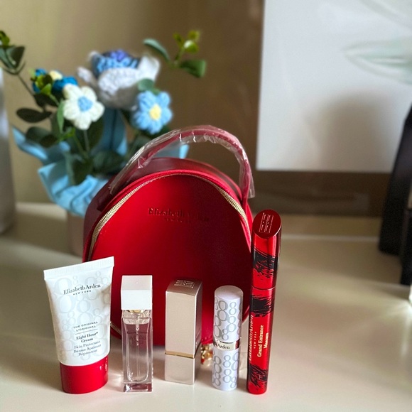 NEW Elizabeth Arden Makeup Gift Set - Picture 1 of 11